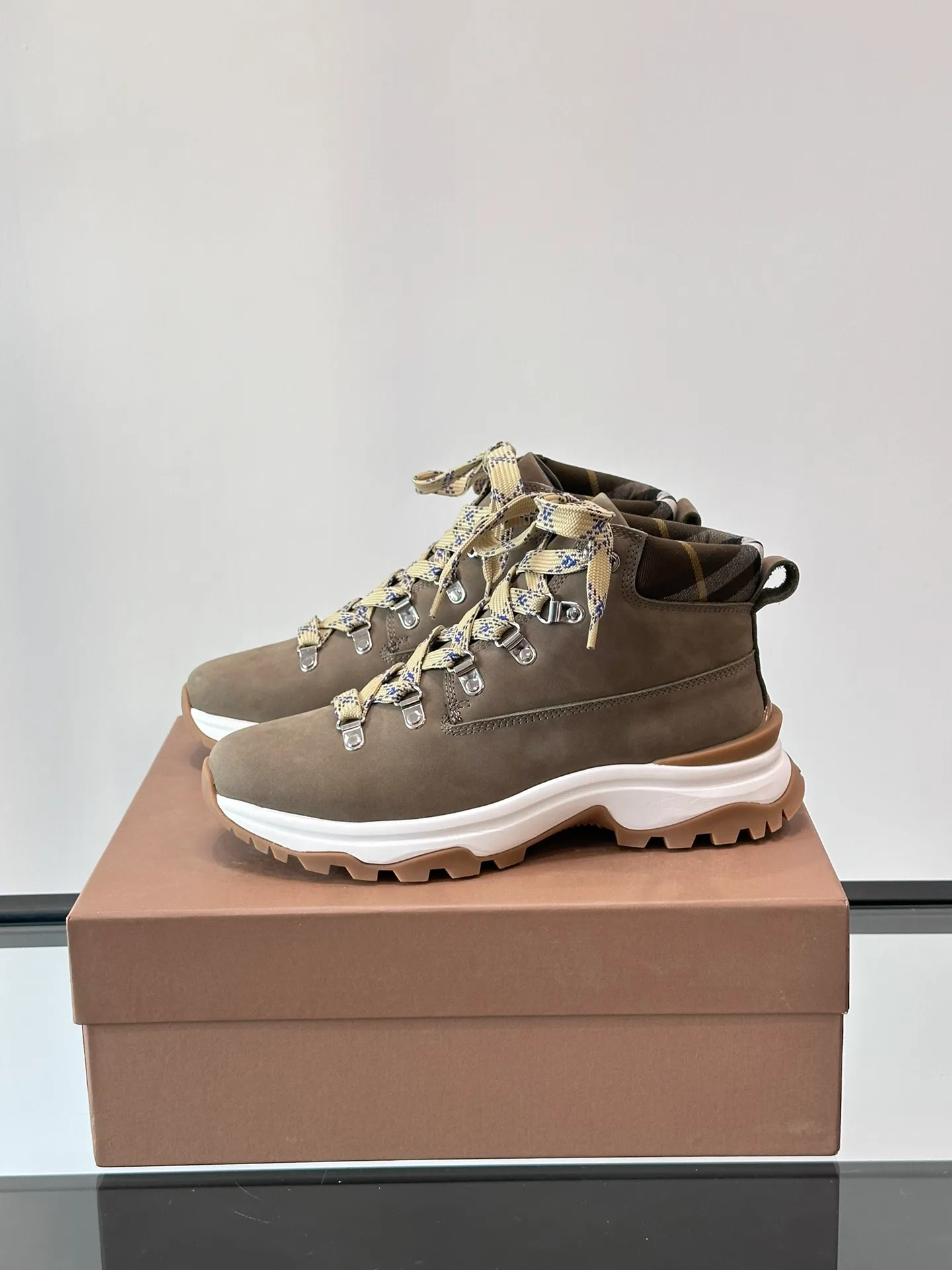 Men's shoes 💰800 ◾️▫️Burberry 2024🆕Ss men's classic high-top thick-soled sneakers, made of first-grain cowhide and decorated with the new brand logo. First-layer cowhide foot pads, the heel is decorated with Burberry lettering embossed logo, and the original TPU outsole!  Size: 39-44 (customized at 38.45)